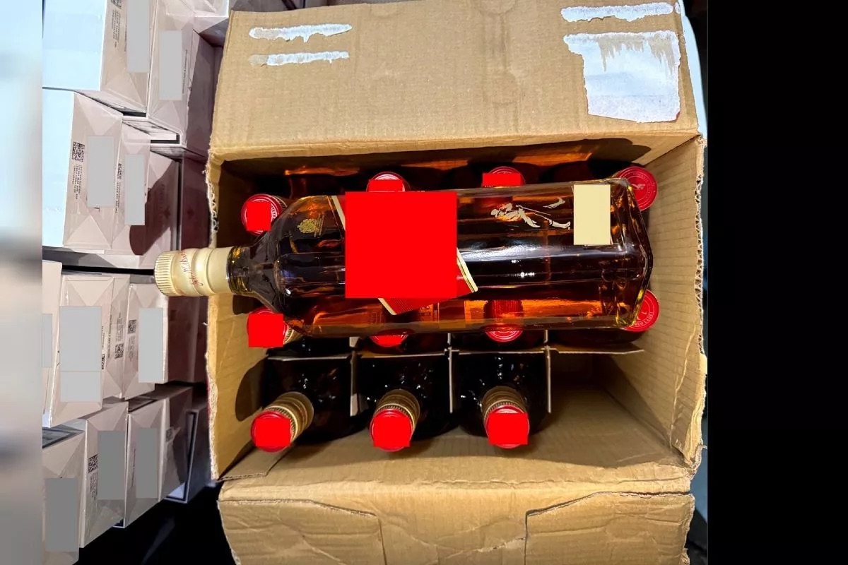 Таможенники нашли контрабандный алкоголь и сигареты на иностранном суде в Новороссийске